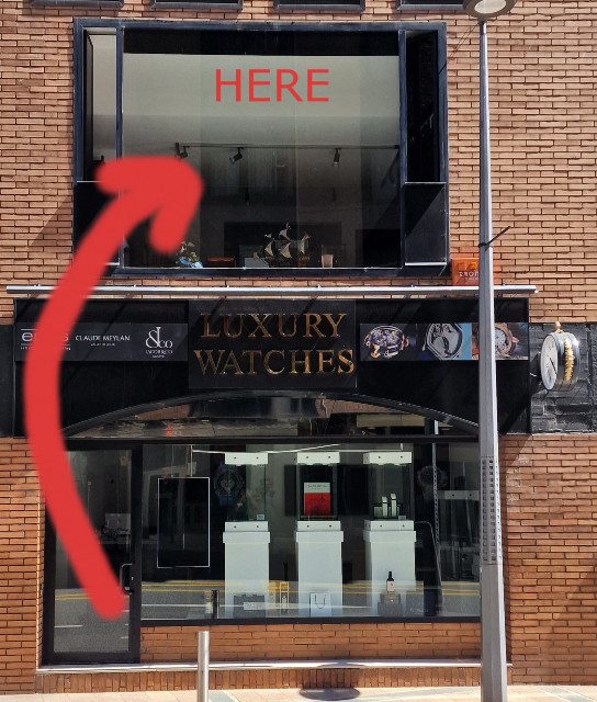 Entrada a pie de calle de la tienda WHISKY.AD en Andorra la Vella