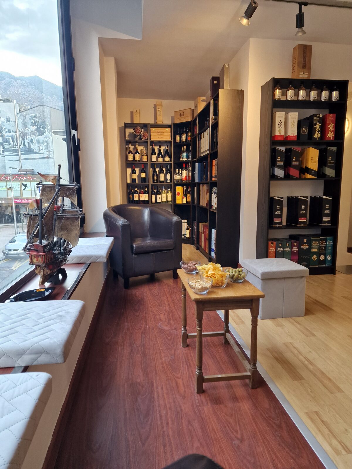 Interior de la tienda WHISKY.AD en Andorra la Vella
