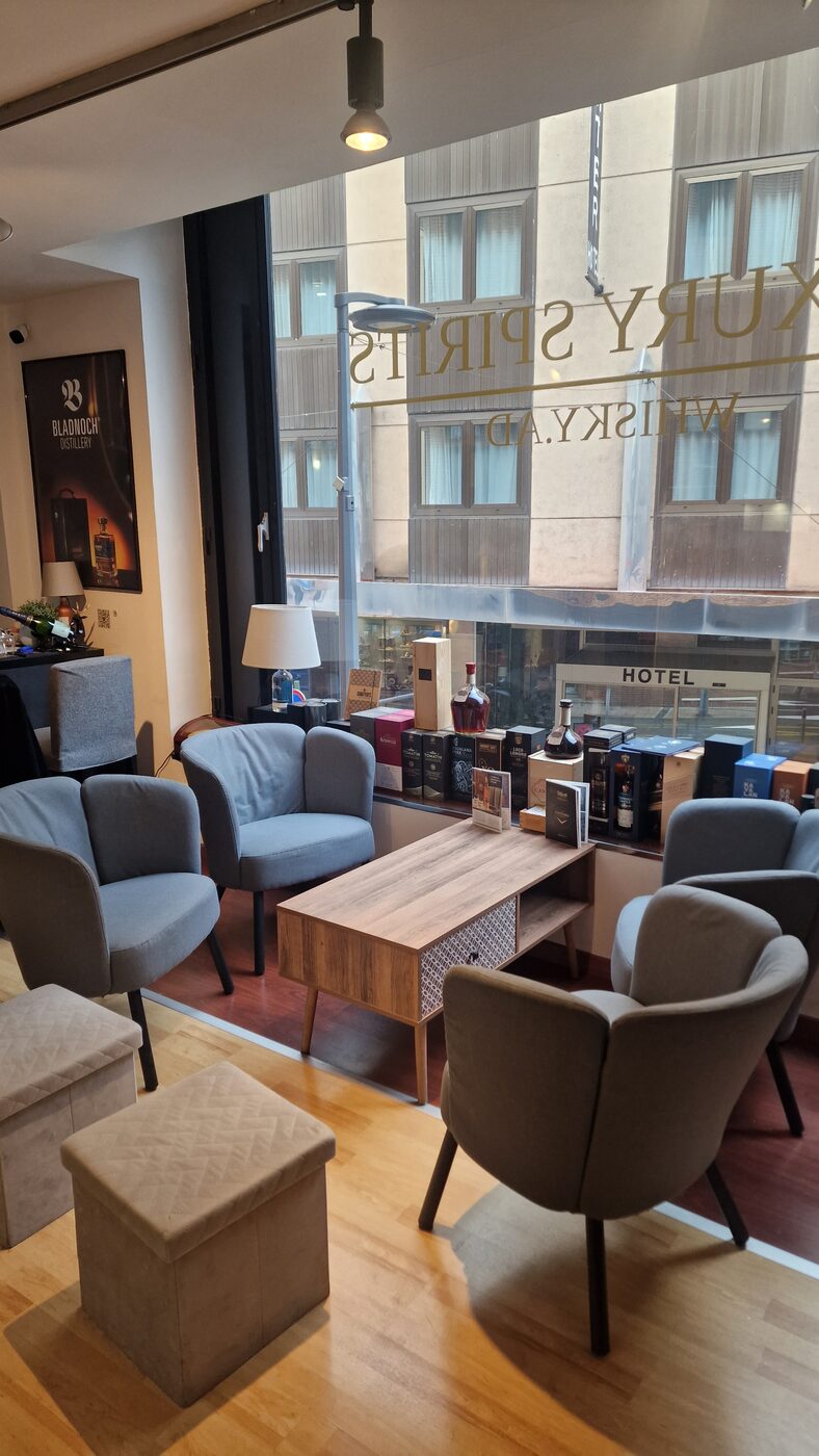 Sala de tast de WHISKY.AD, la botiga especialitzada en whisky i destil·lats fins a Andorra la Vella